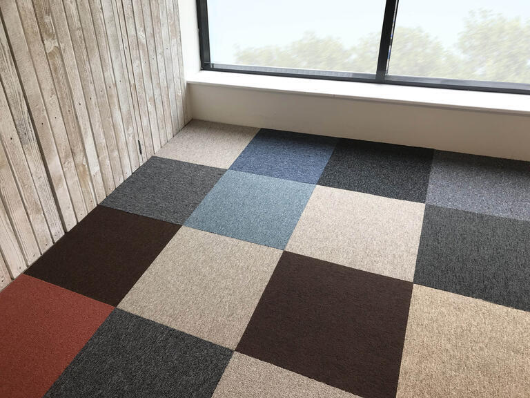 Isolation Mix Boucle Mix SONE / Interface / Boucle (lussenpool) / 50 cm x 50 cm / Mix, Zwart, Blauw, Grijs, Beige