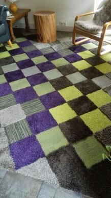 Prachtig karpet gecombineerd met hoog en  laag polige tapijttegels aan elkaar bevestigd dmv TacTiles (stickers)