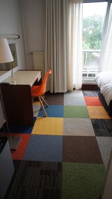 Heuga & Interface tapijttegels mix bij Budgethotel Hazerswoude - Rijndijk Budget Mix